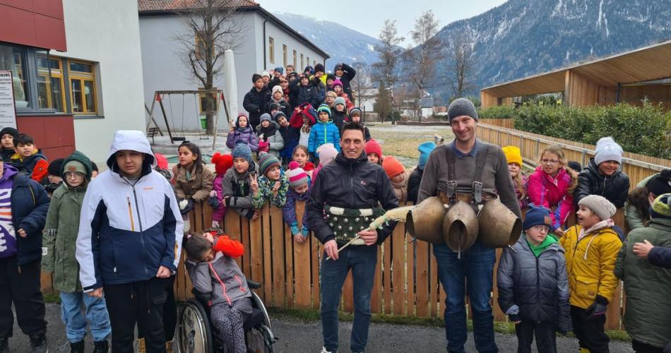 Roller + Scheller vor Kindergruppe