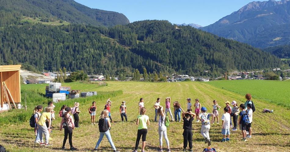 Kinder spielen im Freien