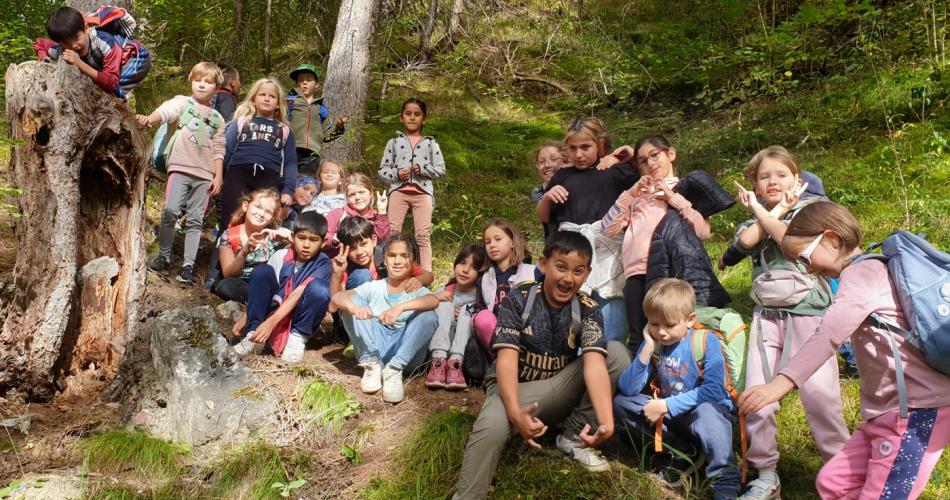 Kinder sitzen auf Hügel