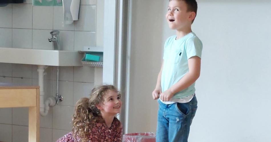 Mädchen und Junge beim Theater spielen