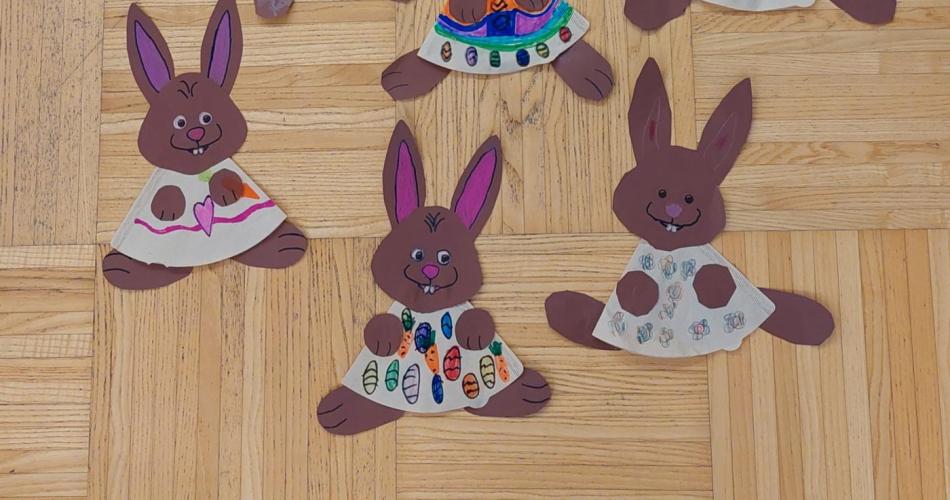 gebastelte Osterhasen mit Kaffeefilter und braunem Tonpapier
