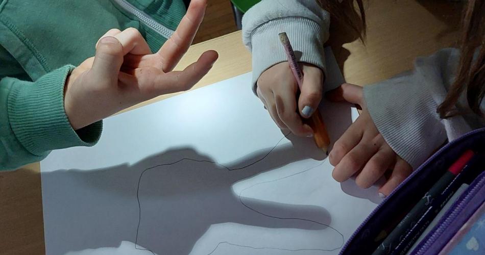 Experiment mit Licht und Schatten, Schattenumriss nachzeichnen