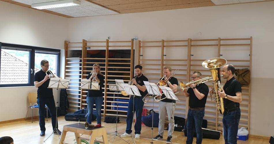 Abordnung der Stadtmusikkapelle Imst spielt ein Stück