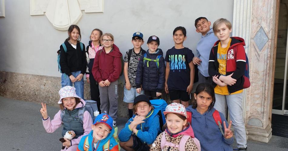 Gruppenfoto vor Museum