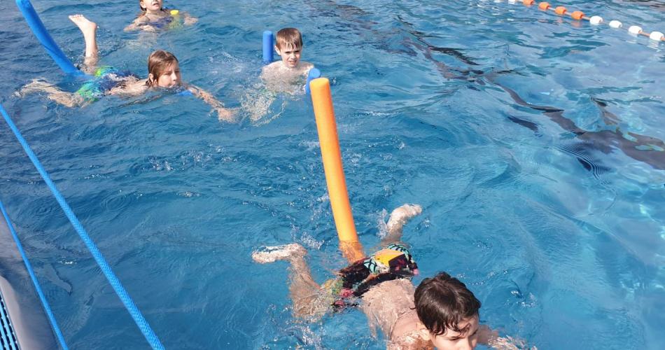 Kinder im Schwimmbecken