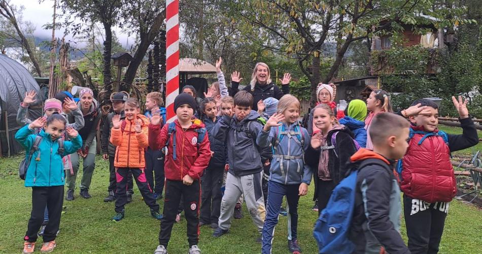 lustiges Klassenfoto bei einem Maibaum