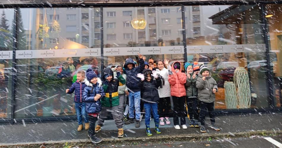 Kinder freuen sich über Schnee