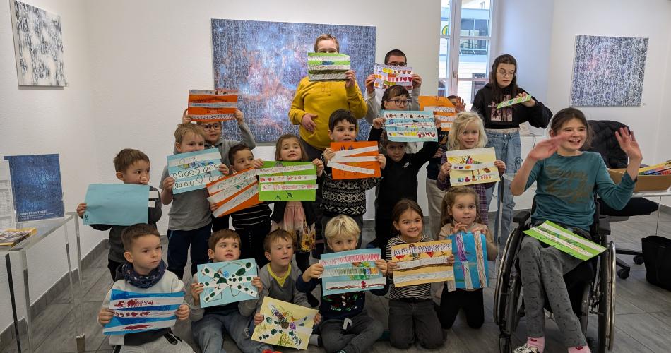 Liga Imst und Schüler der Schule Auf Artikel präsentieren die Kunstwerke