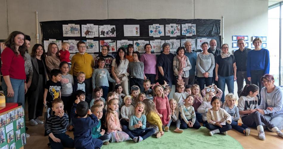 Gruppenbild von allen Gästen und Kindern der Ausstellung 