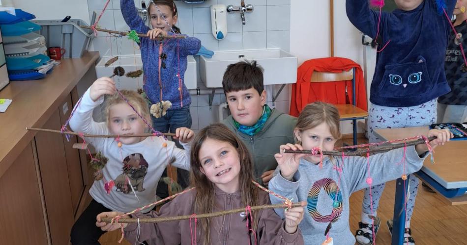 Kinder zeigen ihre Kunstwerke