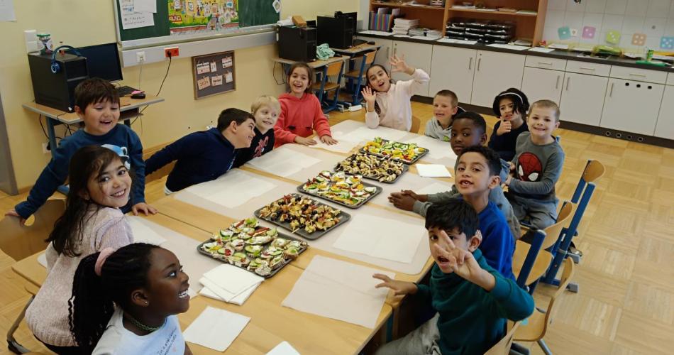 Kinder essen ihre gesunde Jause