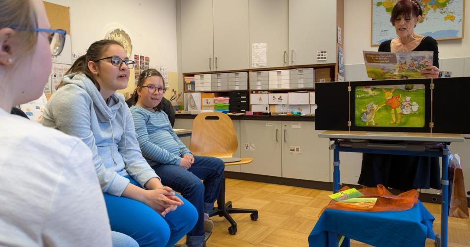 Lehrerin liest märchen vor