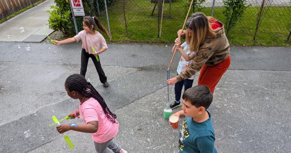 Kinder spielen mit reifen und Bällen 
