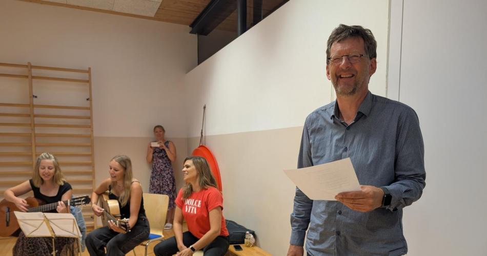 Der Direktor wird von Lehrern und schülern verabschiedet 