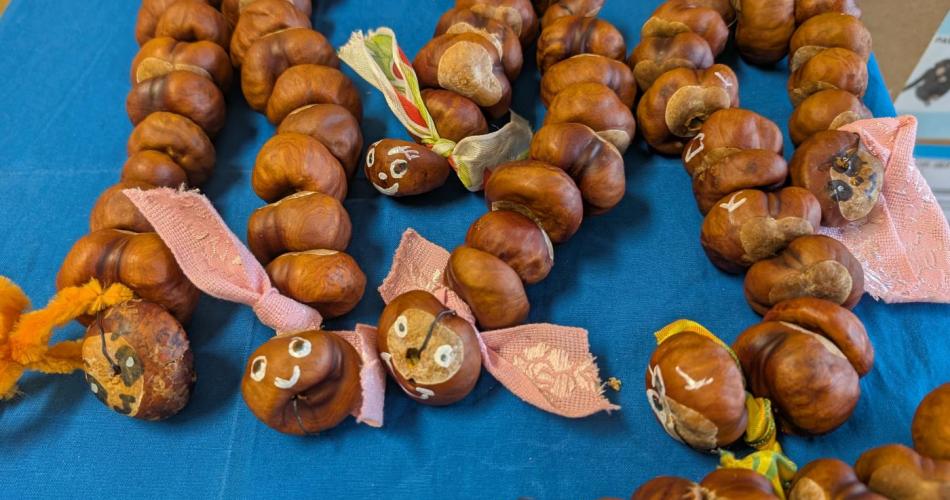 Würmer aus Kastanien gebastelt