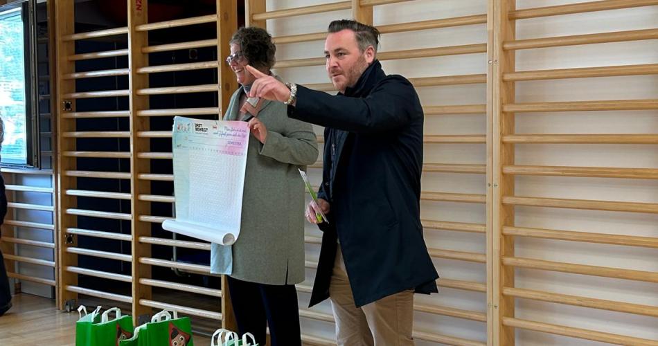 Gemeindevertreter erklären das Projekt