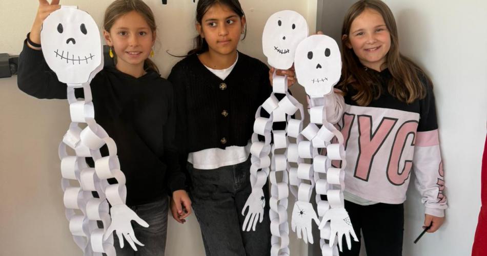 3 Mädchen mit ihren gebastelten Skeletten