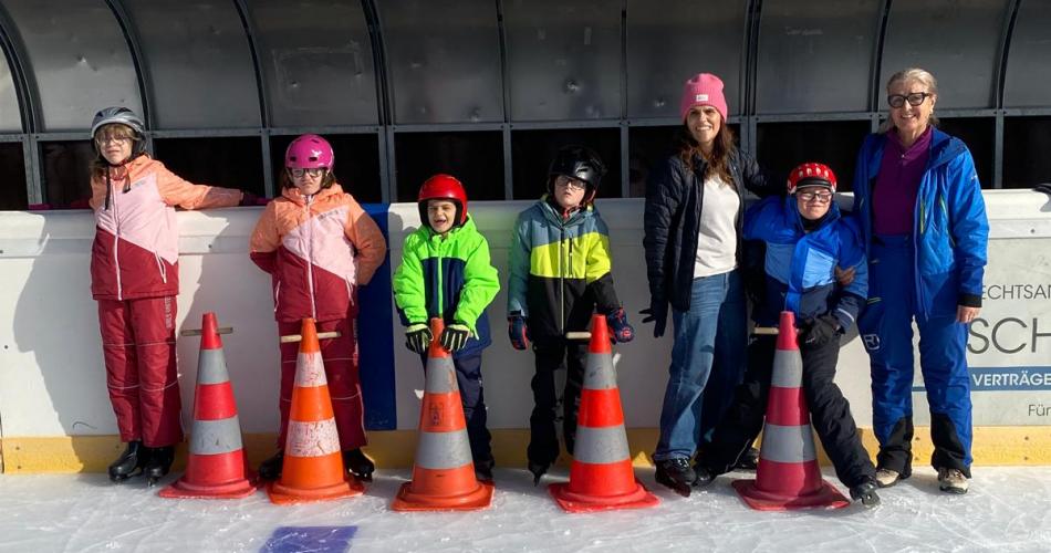 unsere 2E-Klasse: Klassenfoto auf dem Eislaufplatz