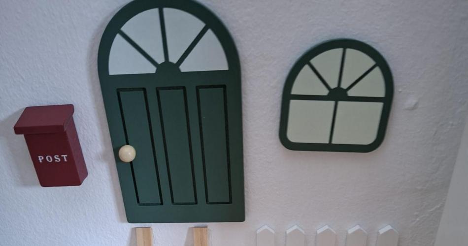 Wichteltür mit Fenster, Briefkasten, Zaun, Leiter und Hausnummer