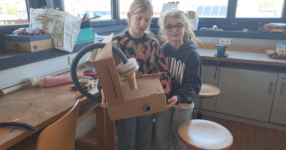 2 Mädchen zeigen stolz ihre Kugelbahn