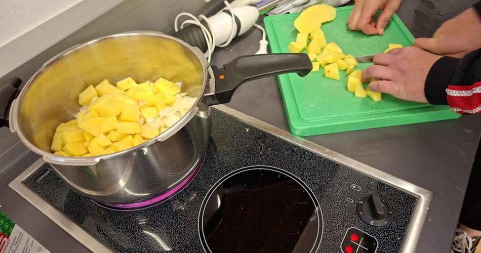 Bei der Arbeit - schneiden der Kartoffeln