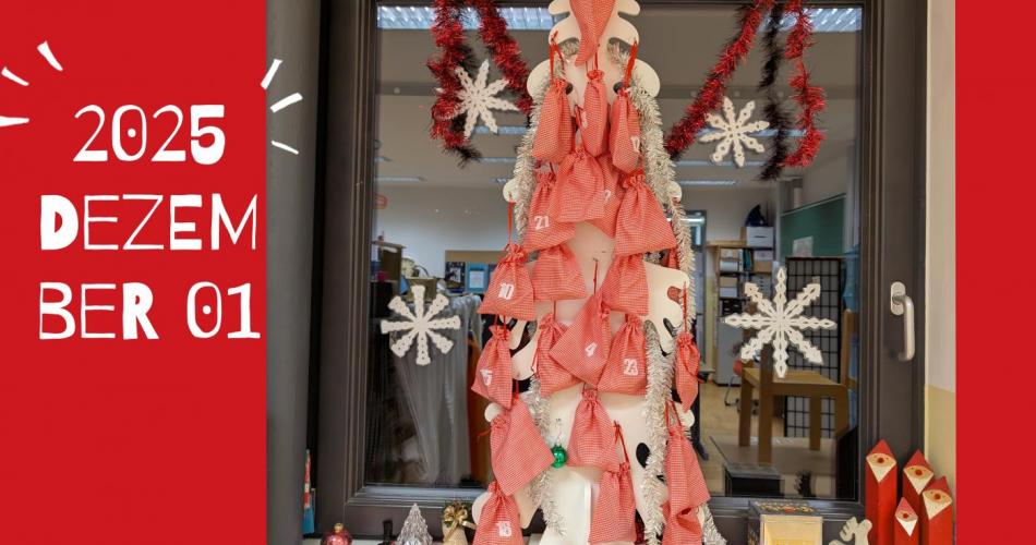 Adventskalender (Baum) und Weihnachtsdekoration