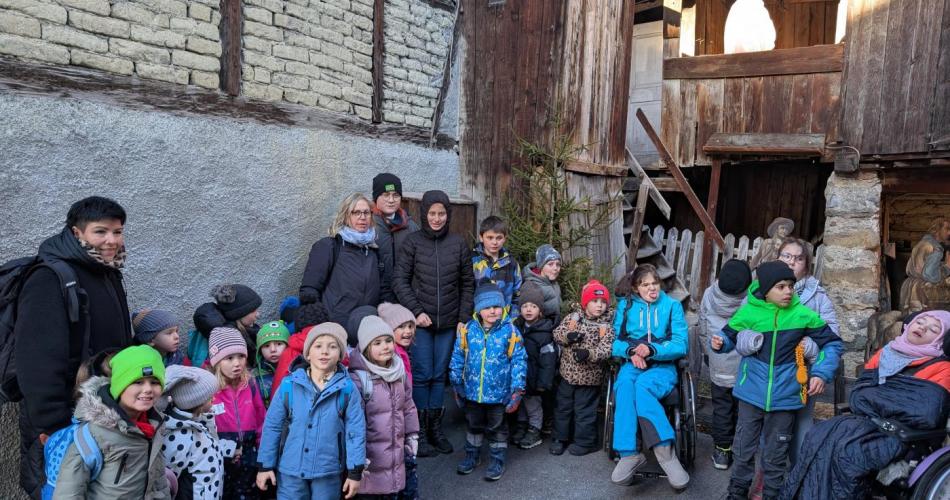 Kinder vom Liga auf Artikel mit den Kindern Schule auf Artikel vor einer krippe