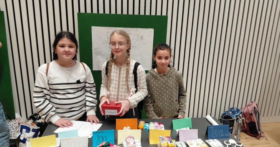 3 Mädchen hinter ihrem Marktstand