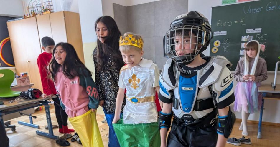 Verkleidete Kinder beim Sackhüpfen