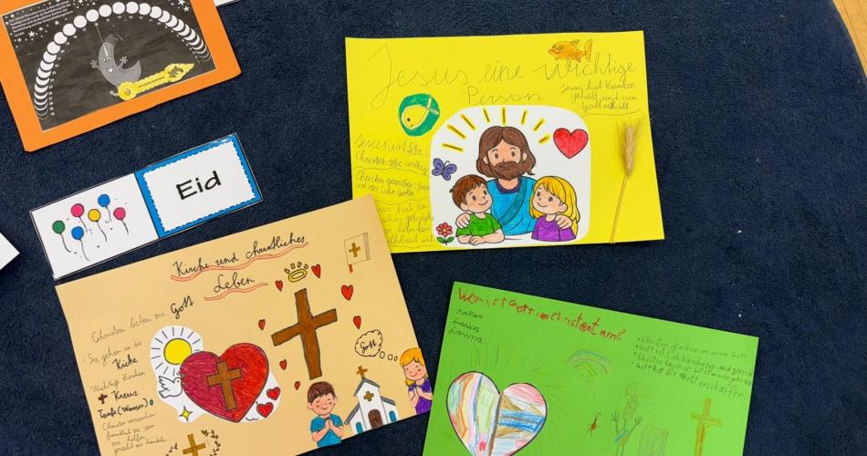 Plakate zu den Religionen