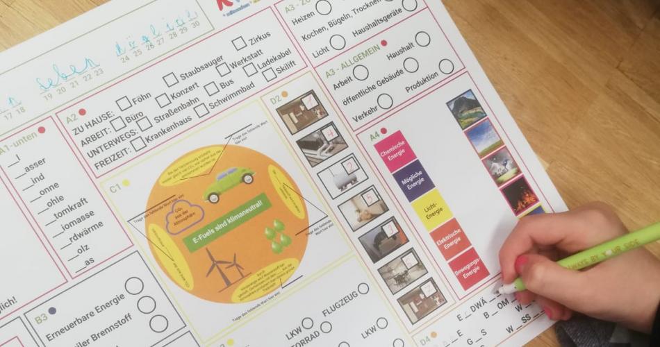 Kind füllt Formular aus