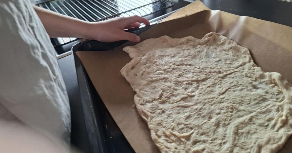 Pizzateig auf dem Backblech 
