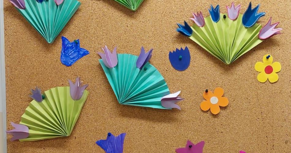 Blüten und farbenfrohe Fächerblumen auf der Pinnwand