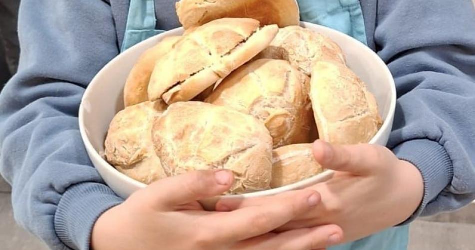 eine Schüssel voll mit selbst gebackenem Brot