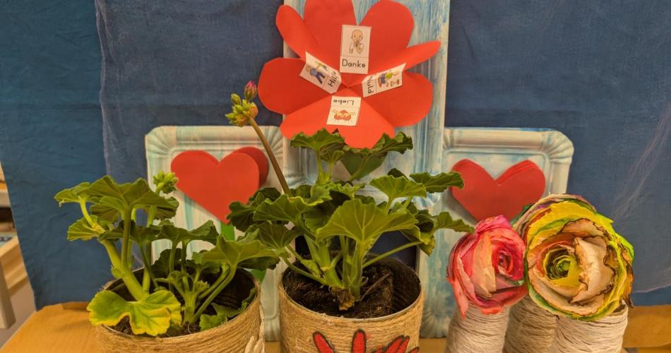 Blumen und Karte für den Muttertag