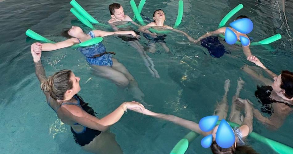 alle Beteiligten machen einen Kreis im Wasser