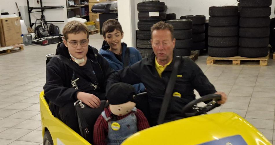 2 Buben dürfen mit fahren