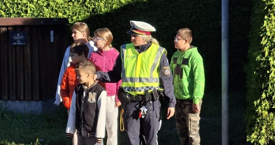 gemeinsam warten alle am Straßenrand bis eine Überquerung möglich ist