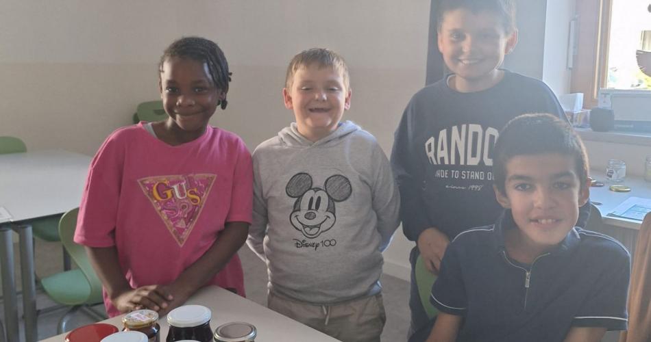 die Kinder präsentieren stolz ihre Marmeladegläser