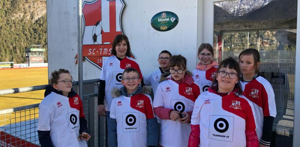 verkleidete Kinder auf dem Eislaufplatz