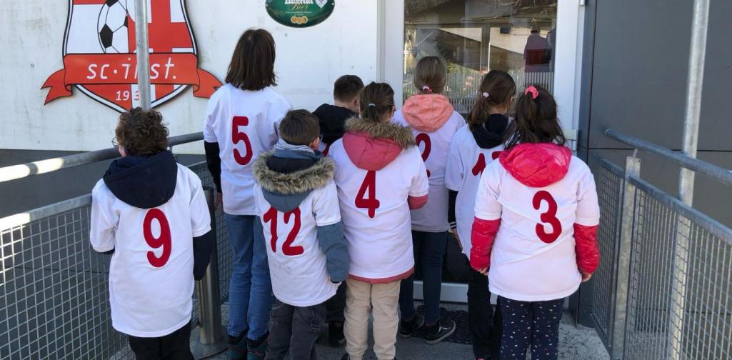 verkleidete Kinder auf dem Eislaufplatz - Rückseite